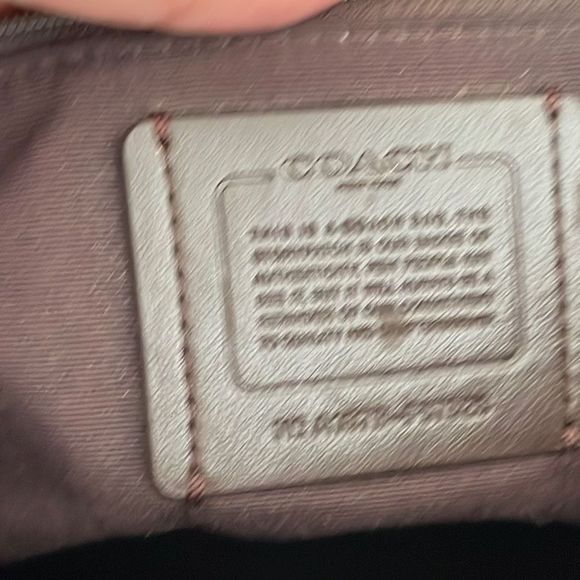 Coach off-white shoulder handbag with gold accents - Picture 6 of 6